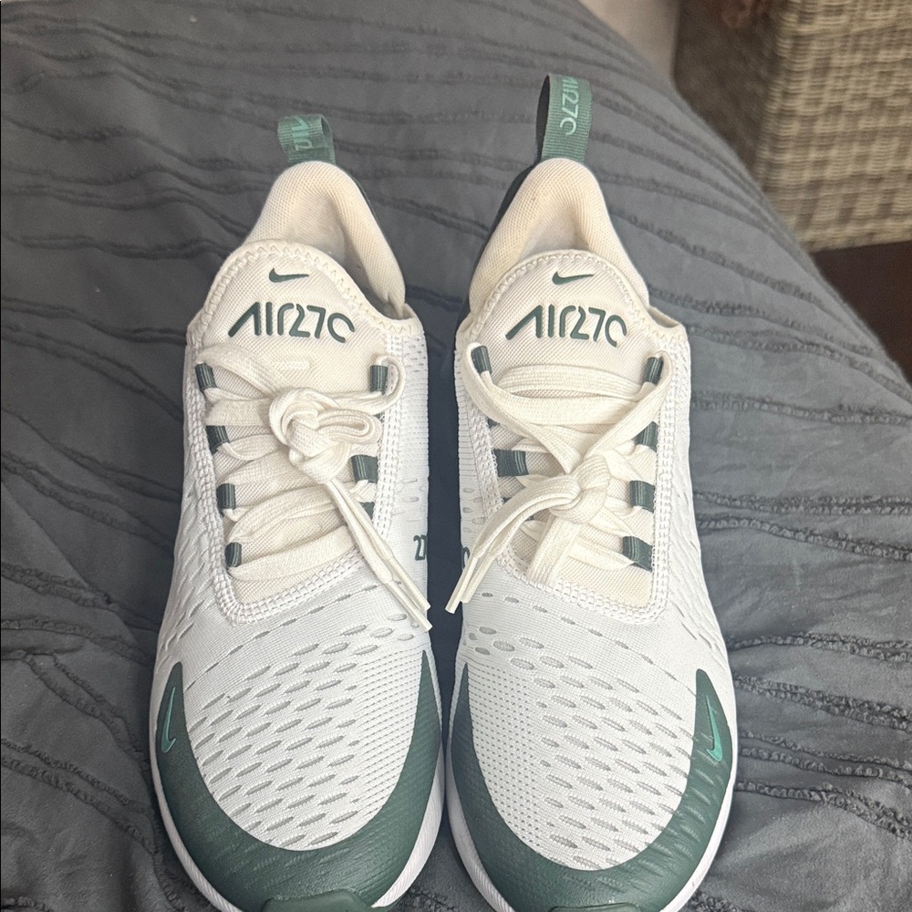 Woman’s nike 270s